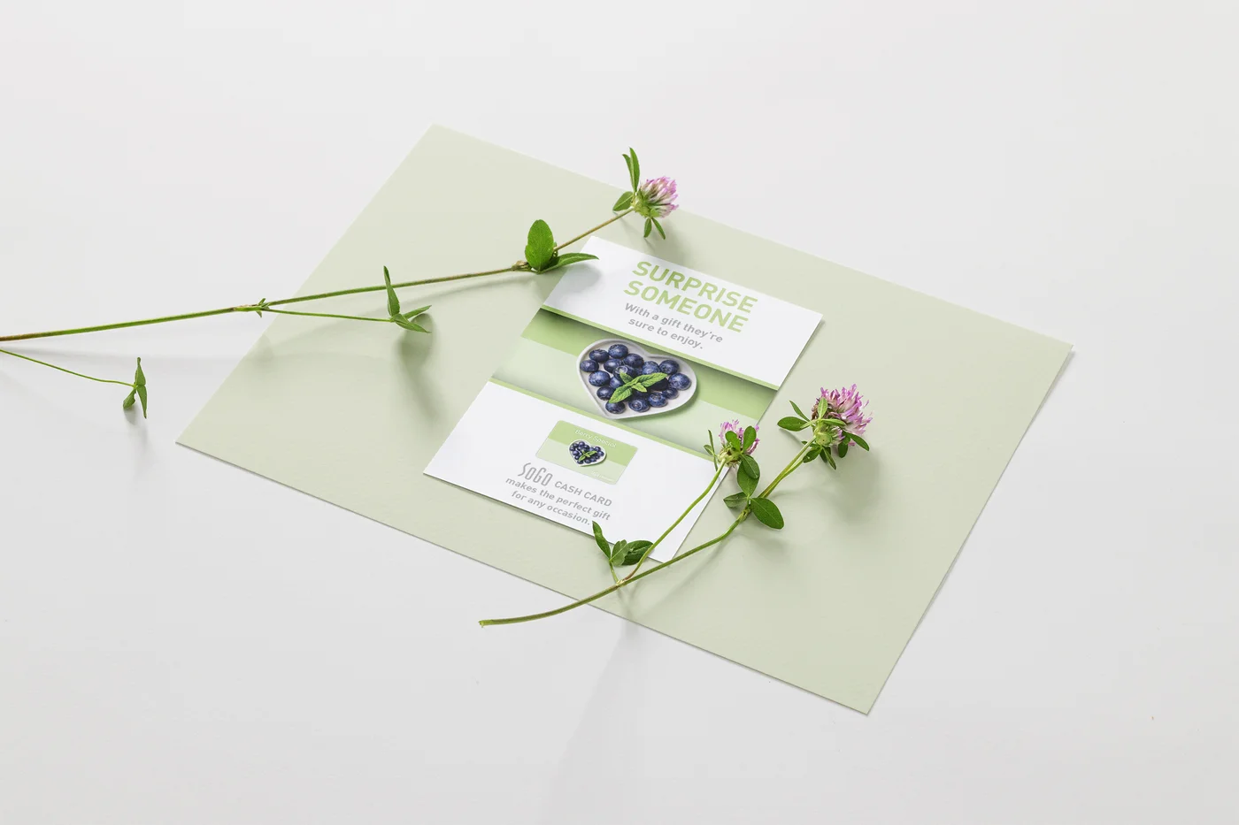 Gift card insert flyer mockup with flowers